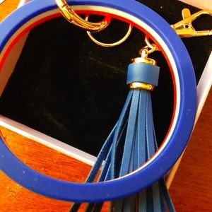 Two Keychain in One Can Hold Onto The Circle